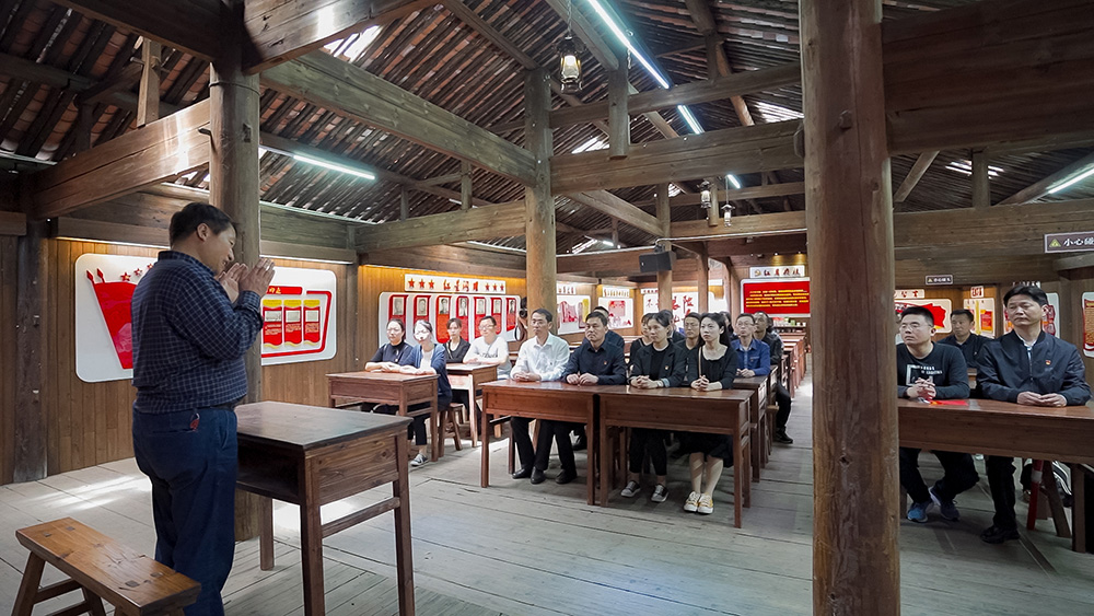 屯溪區國投集團開展學黨史、祭英烈主題黨日活動