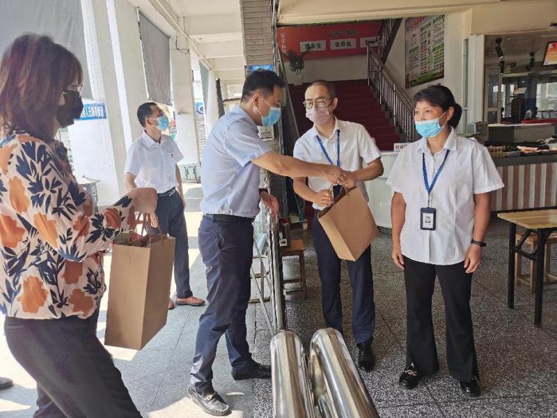 屯溪區國投集團開展“夏季送清涼”主題黨日活動