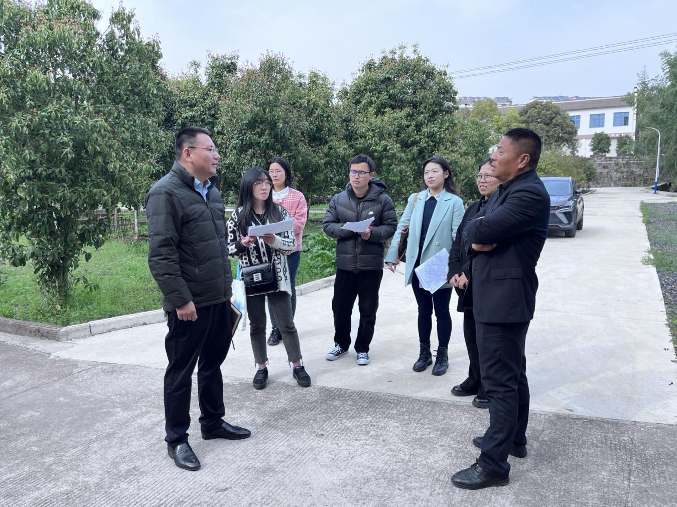 深入鳳霞走訪調(diào)研，助推基金小村項(xiàng)目
