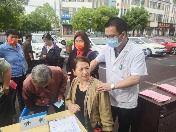 百姓健康系我心，黨員服務進社區