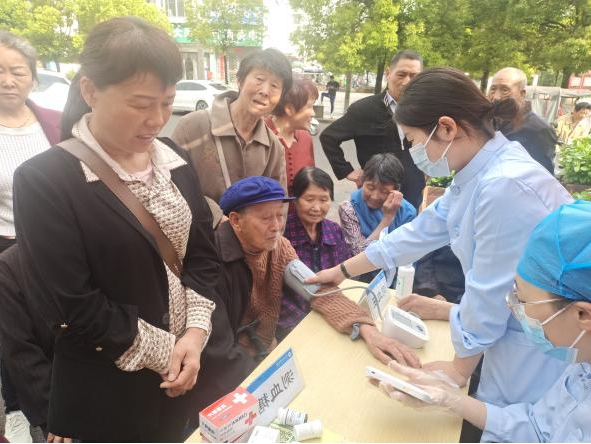 百姓健康系我心，黨員服務進社區