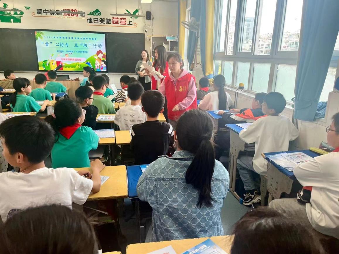 “攜手共筑美好家園”——開展垃圾分類宣傳、小區衛生整治志愿者活動