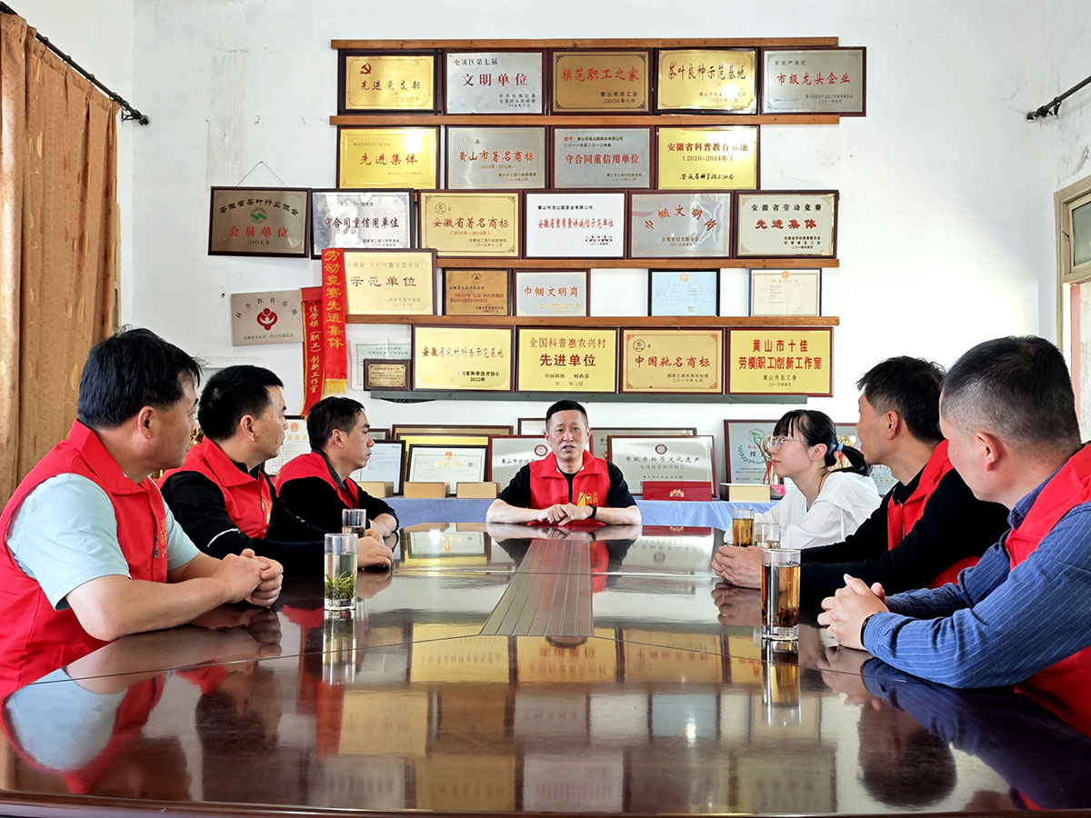 昱城產(chǎn)投公司黨支部開展“茶香潤初心，黨旗映茶園”主題黨日活動(dòng)